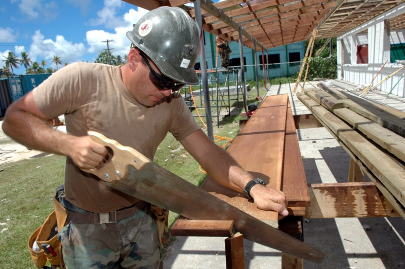 ebeniste-CANTARON-min_worker_construction_building_carpenter_male_job_build_helmet-893290